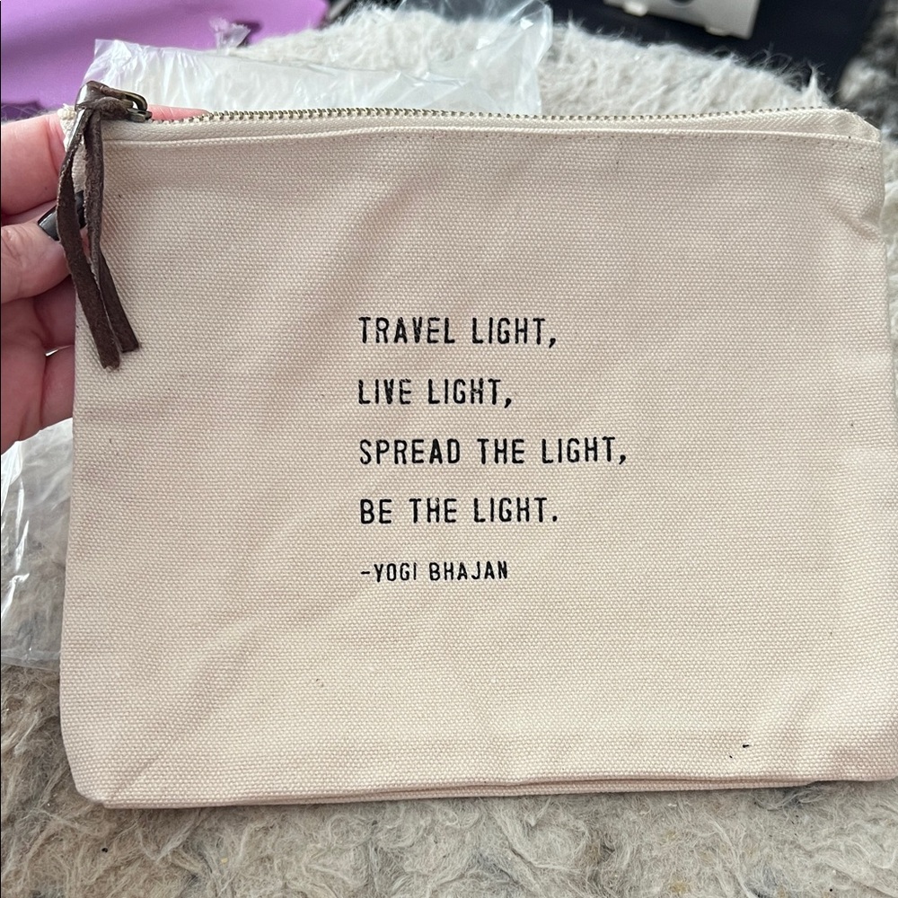 Sugarboo Canvas Quote Zip Bag – “Travel Light” – New
